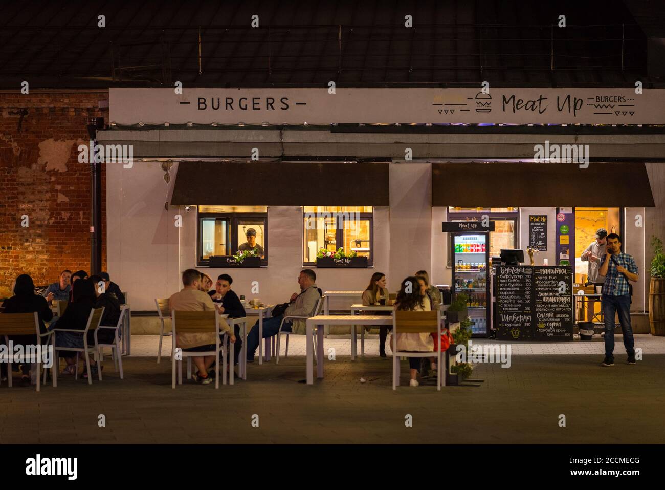 San Pietroburgo, Russia - 18 agosto 2020: Uno spazio all'aperto di un ristorante Meat Up Burgers nel porto di Sevkabel. Foto Stock