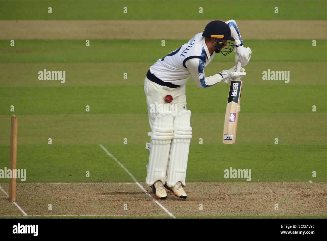 Yorkshire County Cricket, Emerald Headingley Stadium, Leeds, West Yorkshire, 23 agosto 2020. Bob Willis Trophy - Yorkshire County Cricket Club vs Lancashire County Cricket Club, giorno 2. Jonathan Tattersall della battuta dello Yorkshire, colpito nel privateÕs dalla palla. Credit: Touchinepics/Alamy Live News Foto Stock