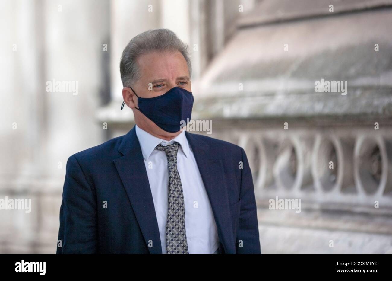 Christopher Steele arriva alla corte alta di Londra, indossando un vestito e una maschera facciale. Luglio 2020 Foto Stock