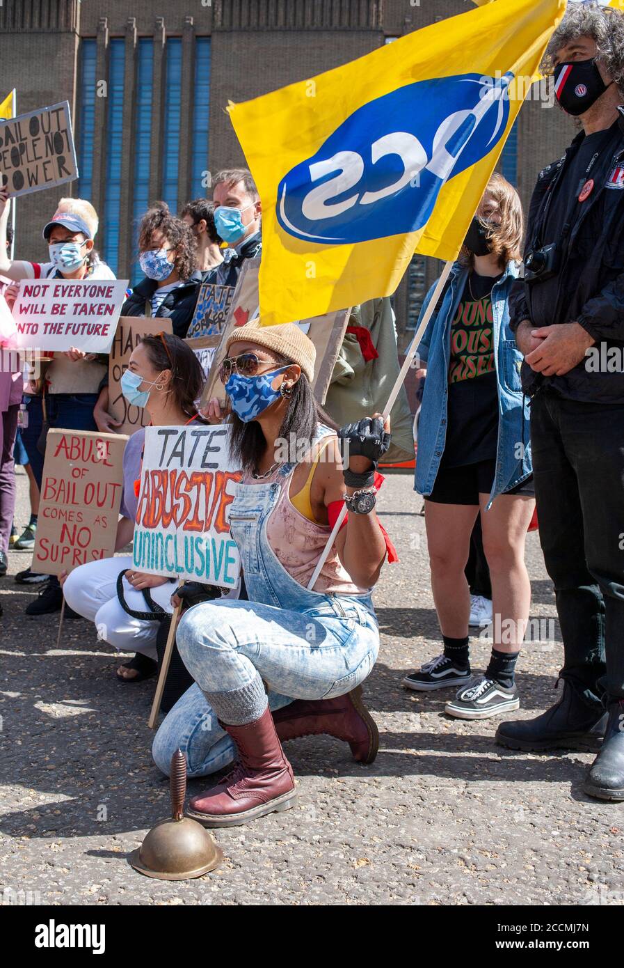 Manifestanti al di fuori della galleria d'arte moderna Tate, manifestando contro i 313 tagli di posti di lavoro proposti da Tate Enterprises. Londra, Inghilterra, Regno Unito Foto Stock