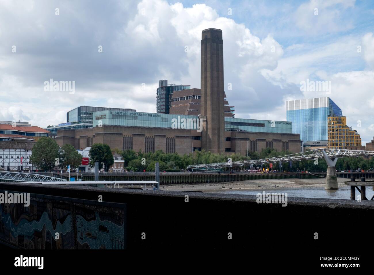 Tate Modern, museo d'arte in un'ex centrale elettrica sulla riva del Tamigi a Londra Foto Stock