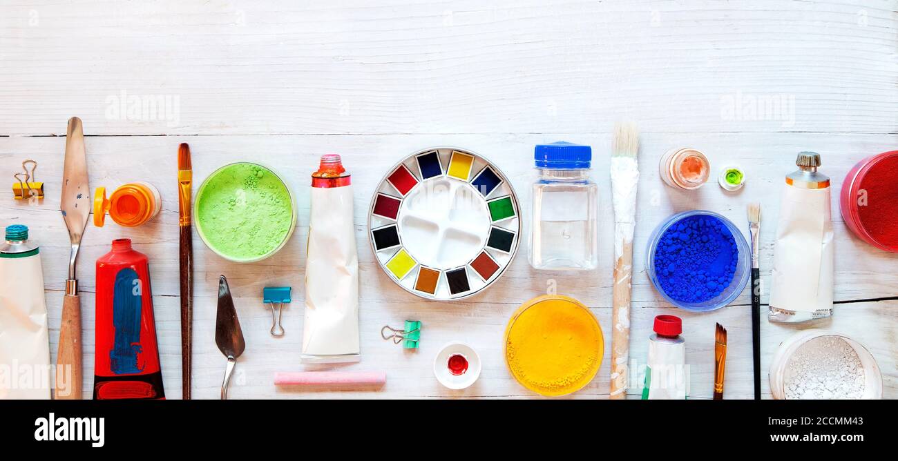 Attrezzatura di pittura su sfondo bianco di legno Foto Stock