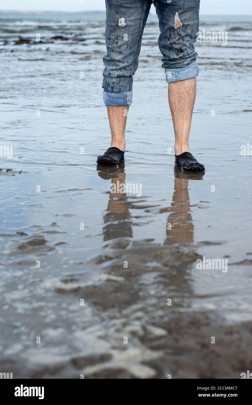 Piedi nel water.beautiful Holiday.Green Island.Ireland. Foto Stock