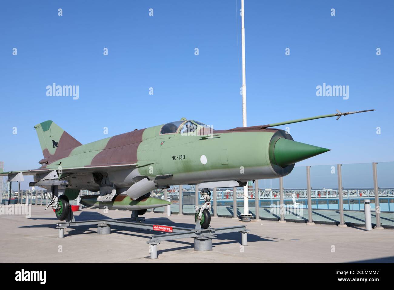 MIG-21bis aereo da combattimento supersonico noleggiato dall'Aeronautica Finlandese sulla terrazza panoramica sul tetto del terminal ovest di Helsinki, Finlandia Foto Stock