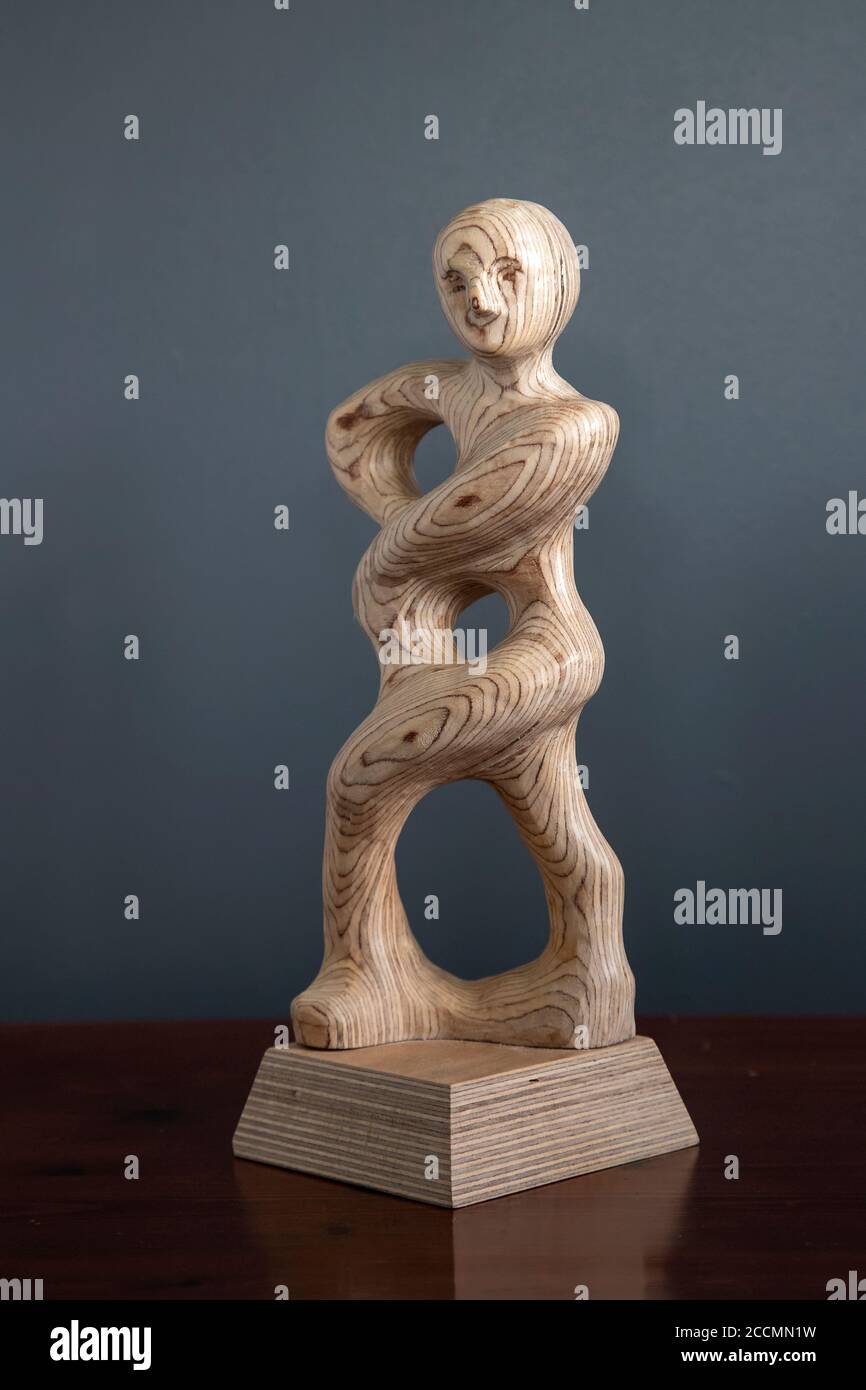 Scultura artistica figurativa in legno compensato di una persona montata Su una base di Judy M Tadman Foto Stock