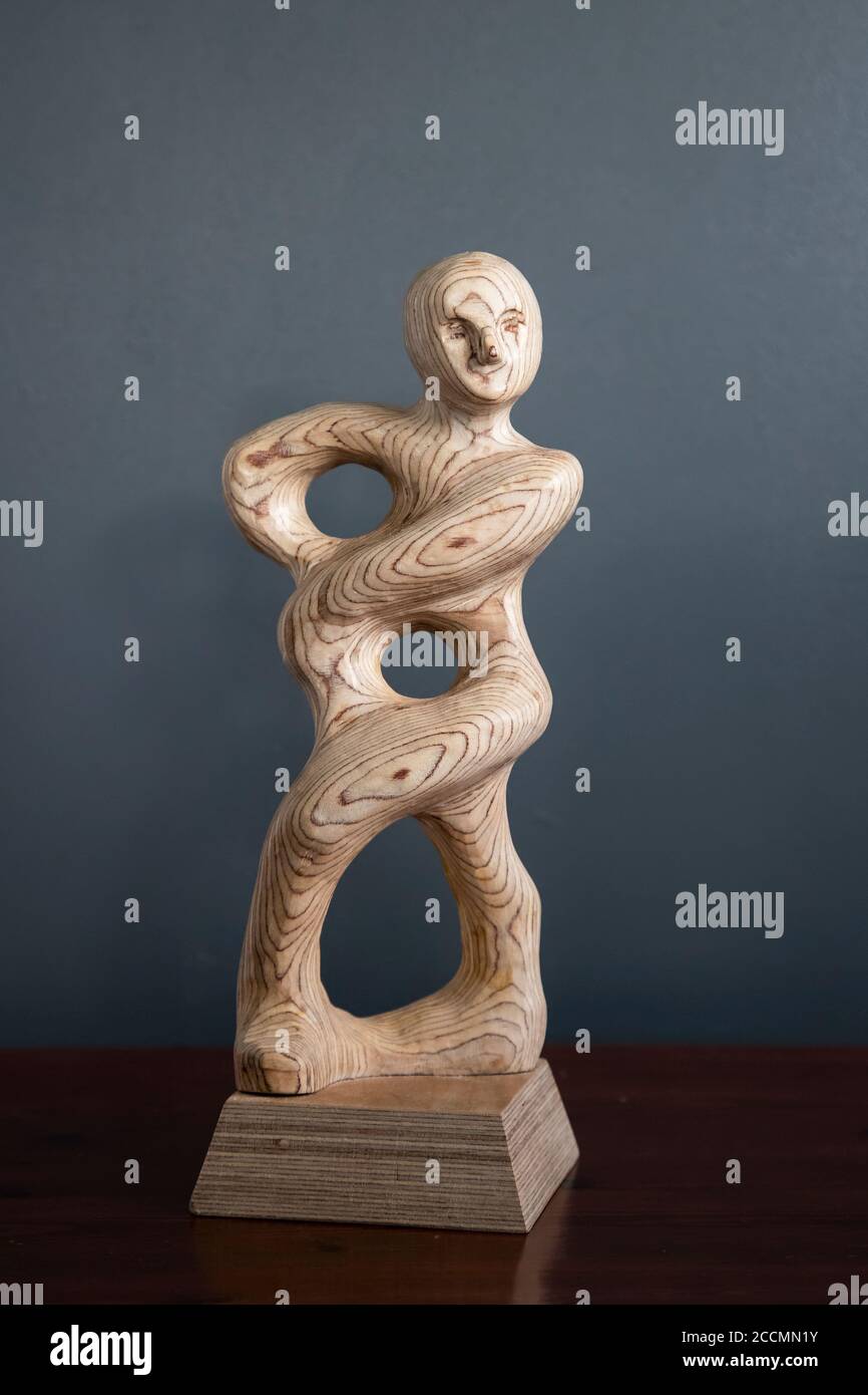 Scultura artistica figurativa in legno compensato di una persona montata Su una base di Judy M Tadman Foto Stock