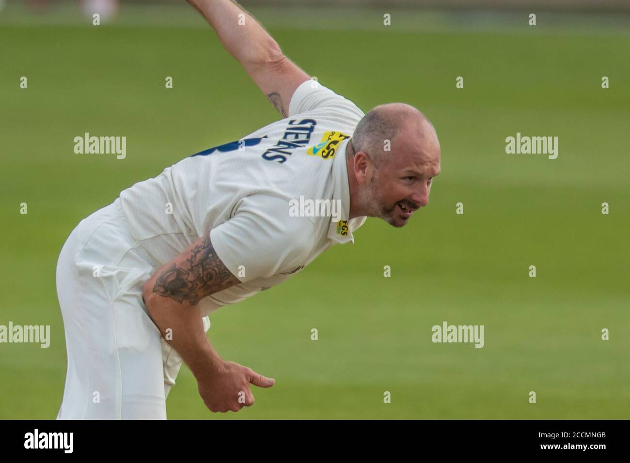 Londra, Regno Unito. 23 agosto 2020. Darren Stevens bowling per Kent contro Surrey il secondo giorno della partita del Bob Willis Trophy all'Oval. David Rowe/Alamy Live News Foto Stock