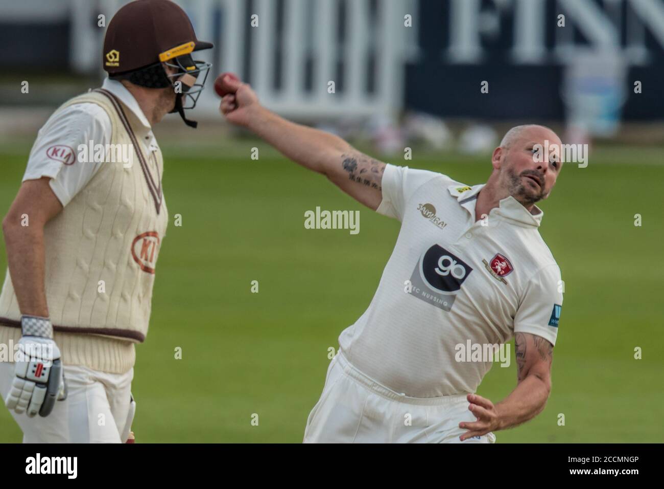 Londra, Regno Unito. 23 agosto 2020. Darren Stevens bowling per Kent contro Surrey il secondo giorno della partita del Bob Willis Trophy all'Oval. David Rowe/Alamy Live News Foto Stock