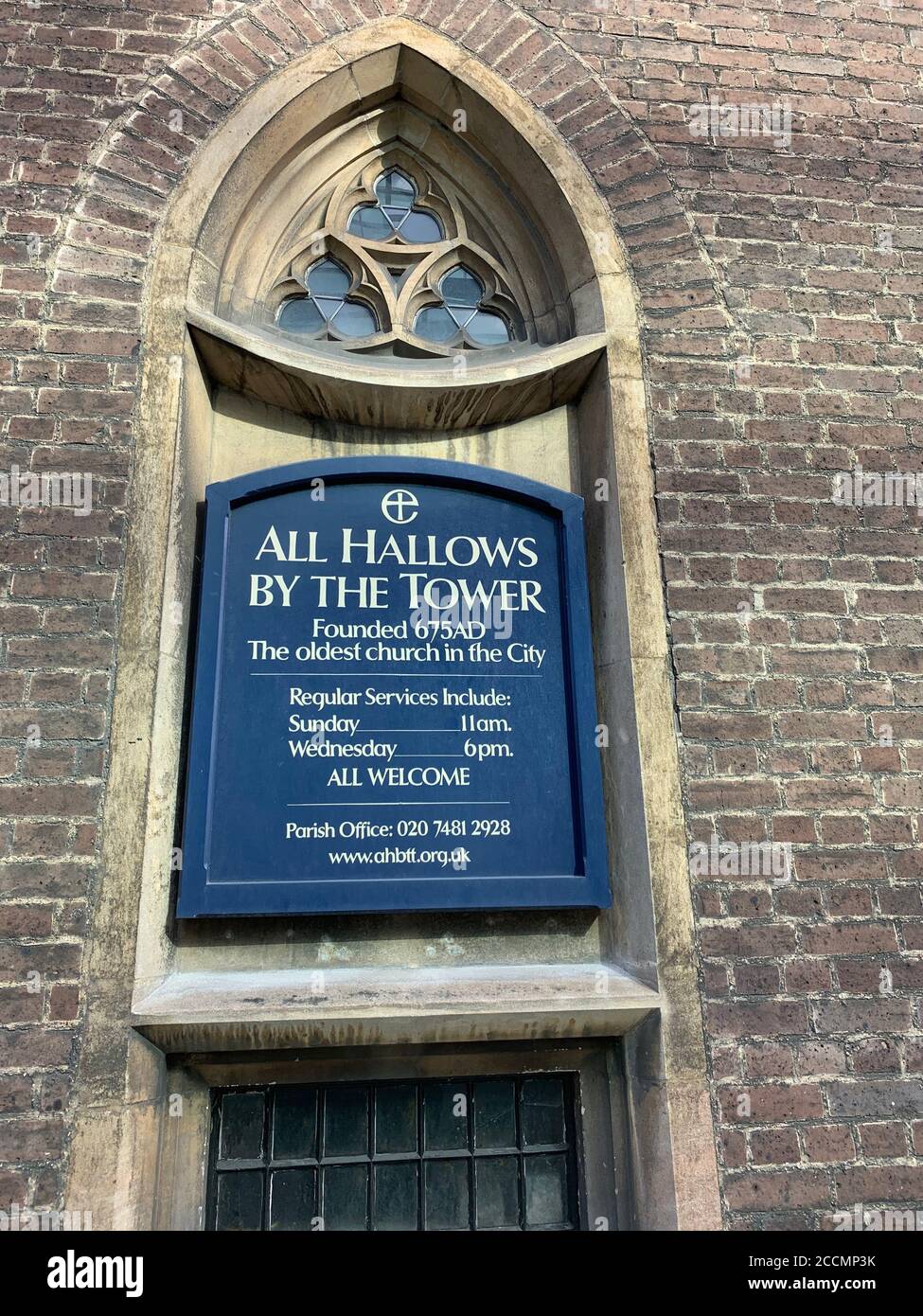 Ingresso alla Chiesa di All Hallows vicino alla Torre di Londra, questa è la chiesa più antica della città di Londra Foto Stock