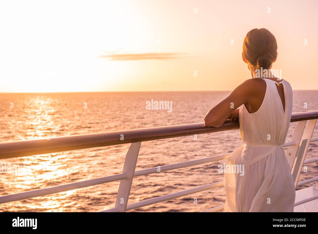 Nave da crociera viaggio di lusso destinazione vacanza donna in Europa vacanza estiva. Elegante signora rilassante sulla terrazza esterna che guarda alla vista del Mediterraneo Foto Stock