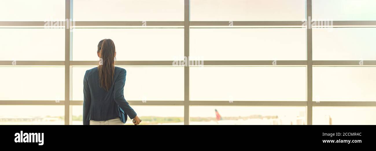 Viaggi di lavoro viaggio aeroporto persone stile di vita. Donna d'affari in attesa del volo nella lounge. Controcoltello con raccolto orizzontale della testata spaziale. Panoramica Foto Stock