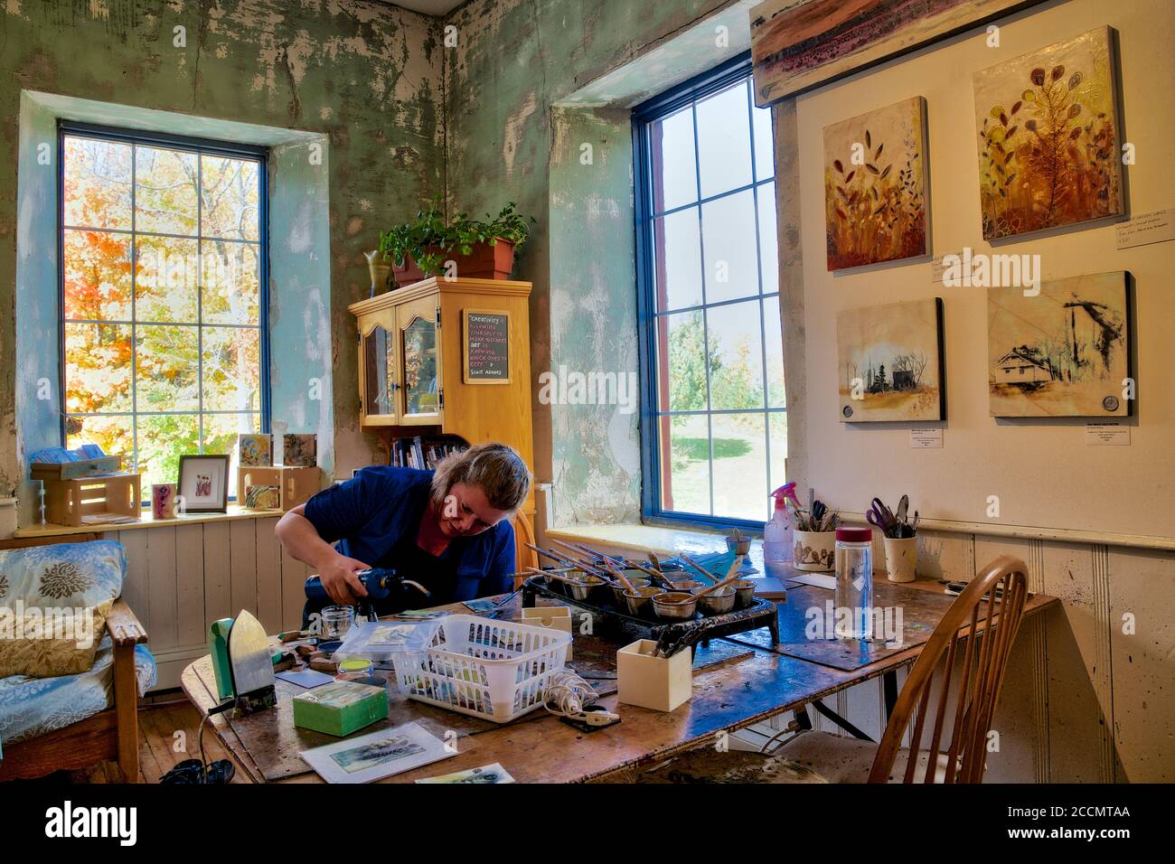 Artista femminile che lavora nello studio d'arte Foto Stock