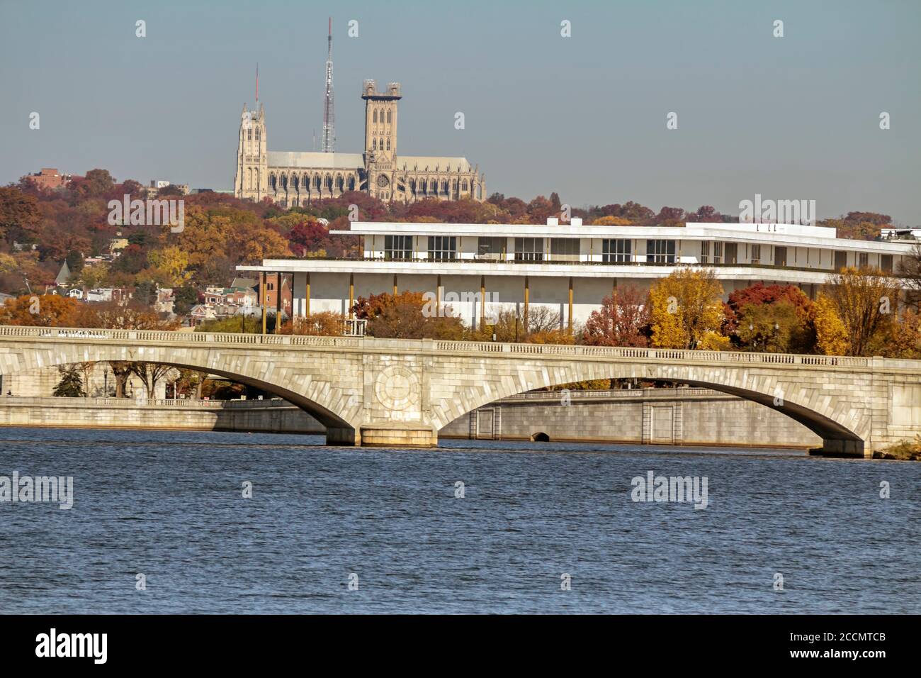 Kennedy Art Center sullo sfondo del Memorial Bridge, Washington, DC Foto Stock