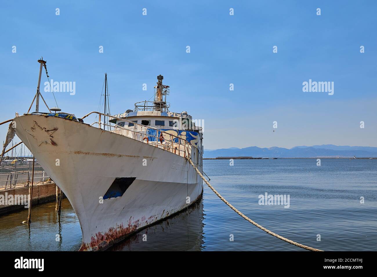 Ristorante galleggiante su vecchia barca arrugginita, mare tirreno Foto Stock