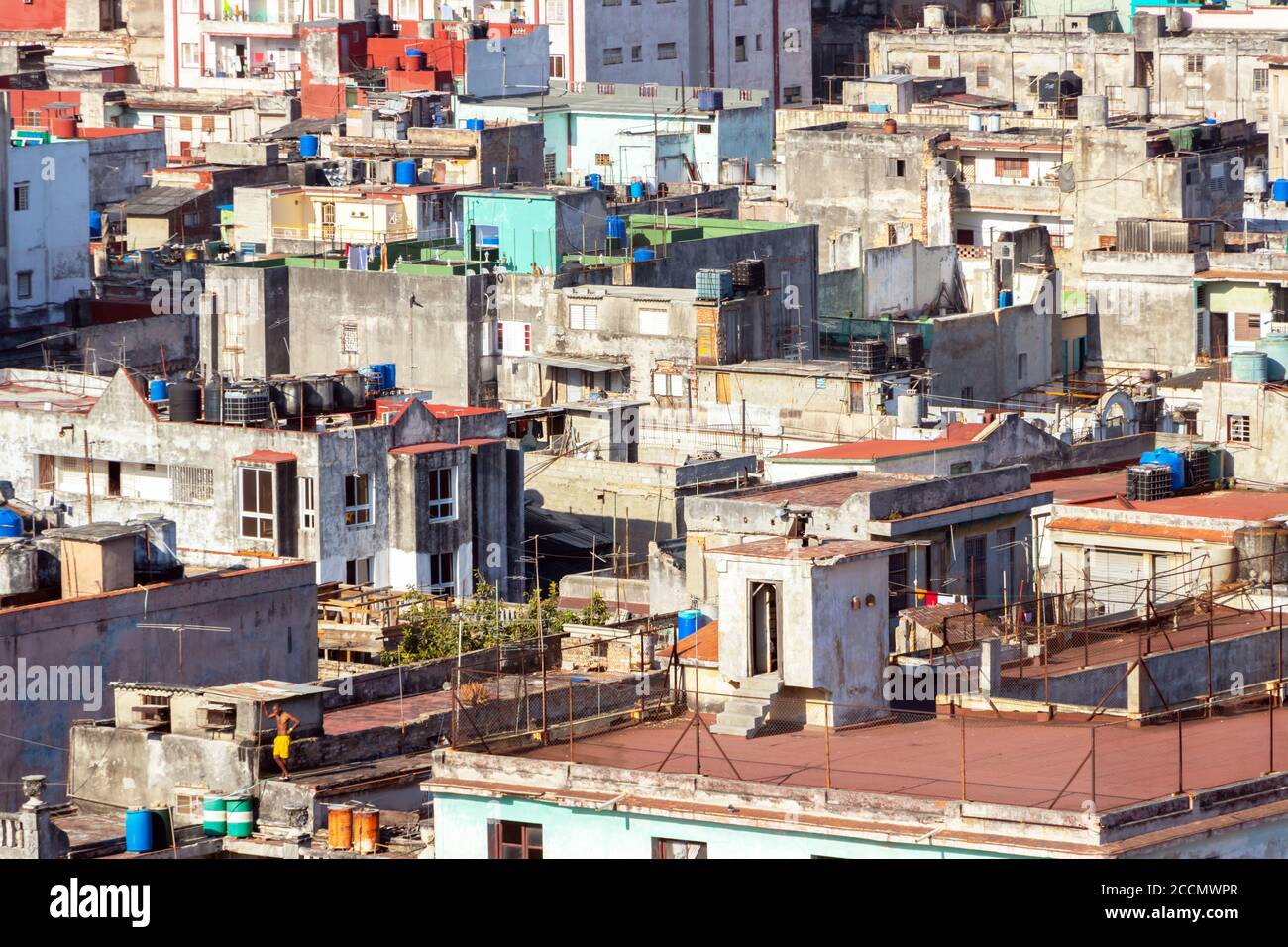 Vista elevata di tetti, edifici e serbatoi d'acqua all'Avana, Cuba Foto Stock