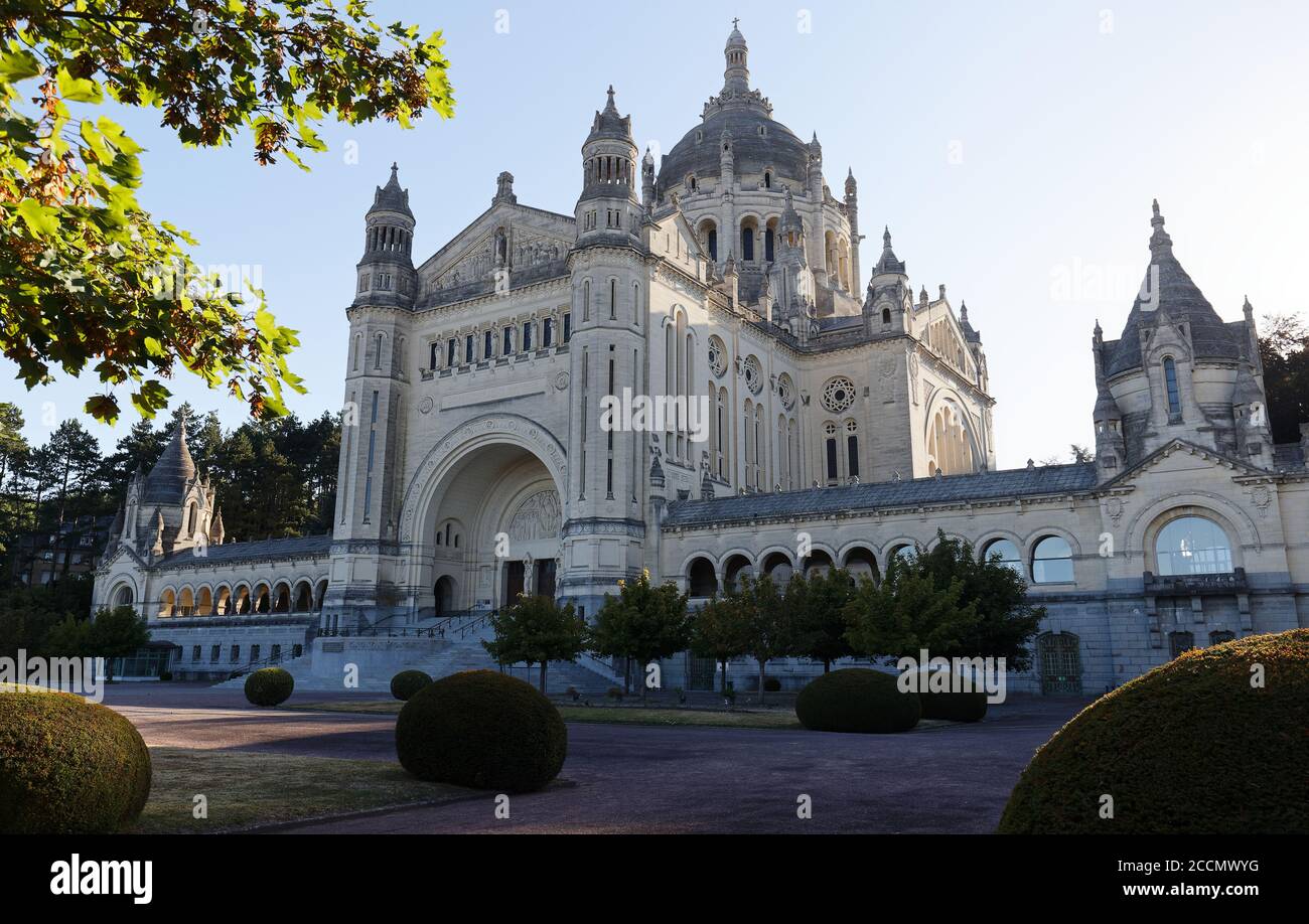 Chiesa Di Santa Teresa Di Lisieux La famosa basilica di Santa Teresa di Lisieux in Normandia, Francia