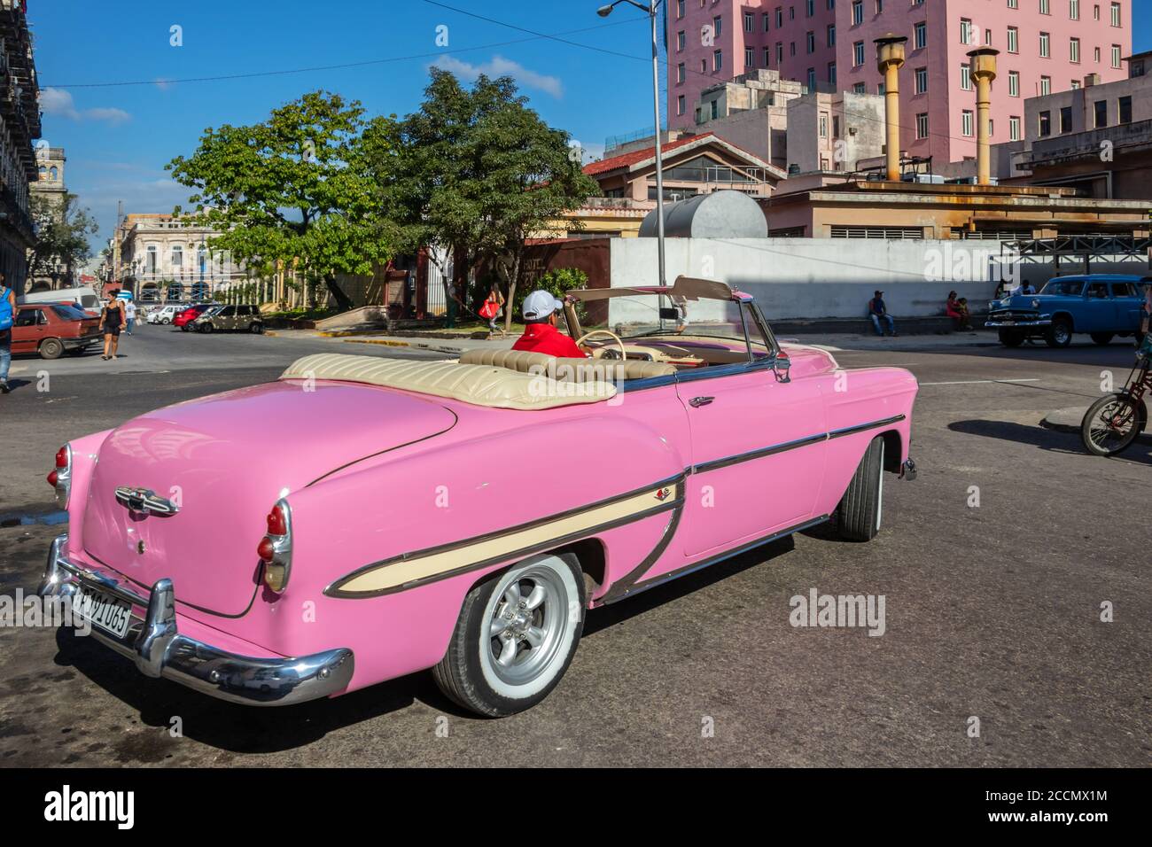 Classica auto americana Chevrolet bel Air 1954 rosa a l'Avana Cuba utilizzata come taxi turistico Foto Stock