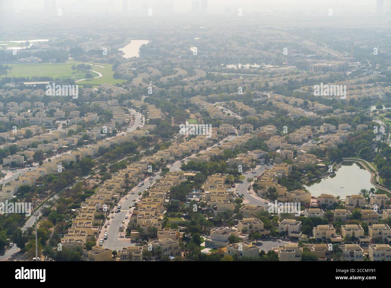 Dubai ville e case di residenti locali al tramonto, Emirati Arabi Uniti. Foto Stock