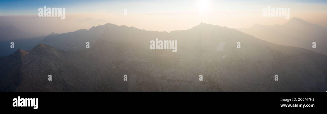 Sunrise saluta le alte vette delle montagne della Sierra Nevada. Queste splendide montagne di granito corrono lungo il confine orientale della California. Foto Stock