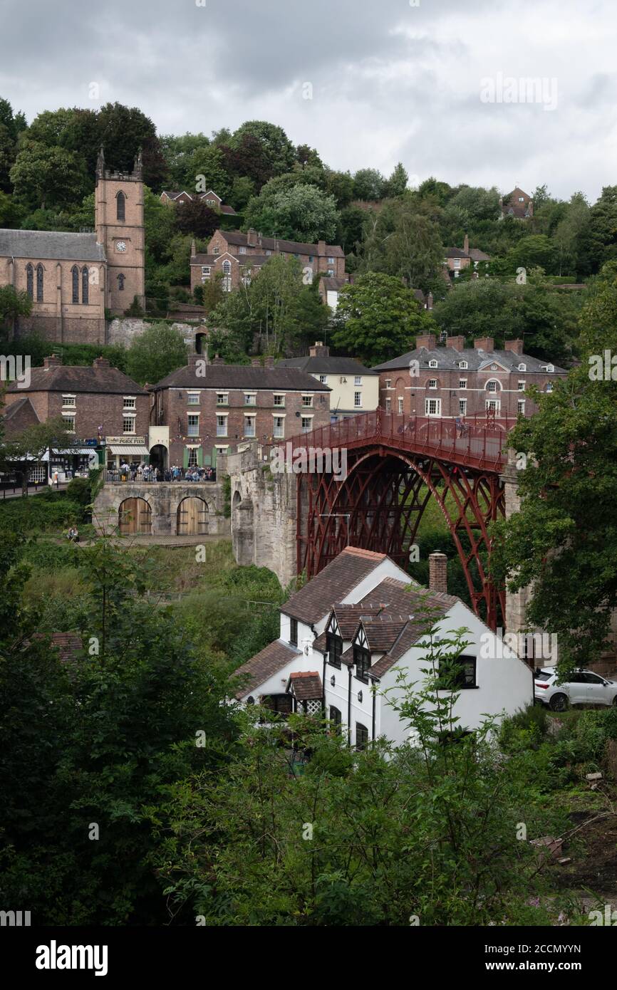 Il primo ponte di ferro del mondo, Ironbridge Gorge, Shropshire, Regno Unito Foto Stock