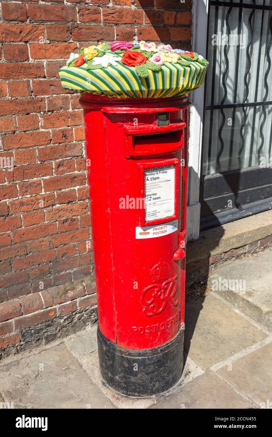 Scatola a colonna Royal Mail con tappo a crocheted, High Street, Eynsford, Kent, Inghilterra, Regno Unito Foto Stock