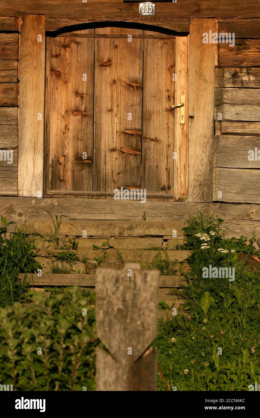 Piccola porta d'ingresso in legno per la chiesa di Sinca Noua, nella contea di Brasov, Romania Foto Stock