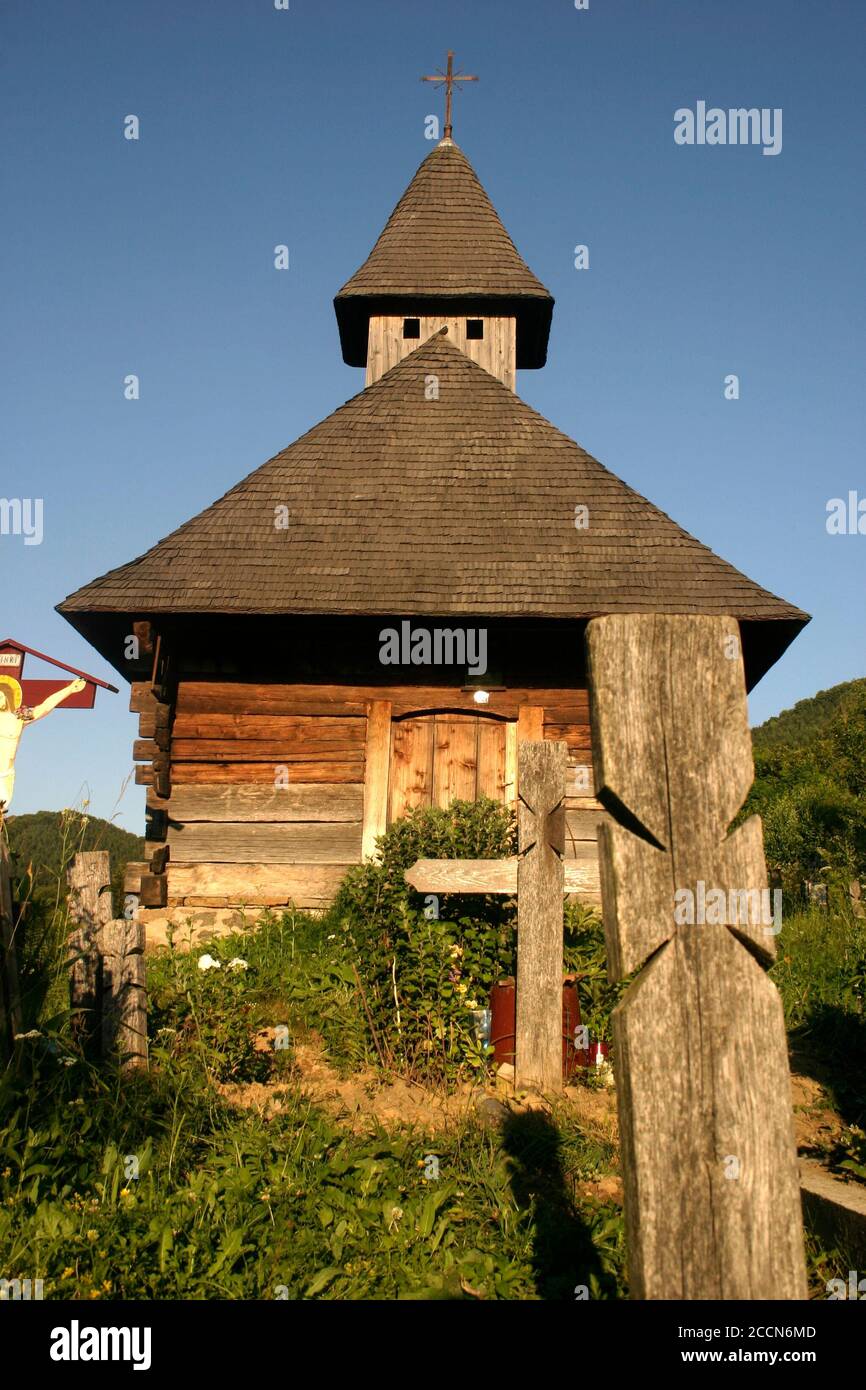 La piccola chiesa ortodossa cristiana in legno a Sinca Noua, nella Contea di Brasov, Romania Foto Stock