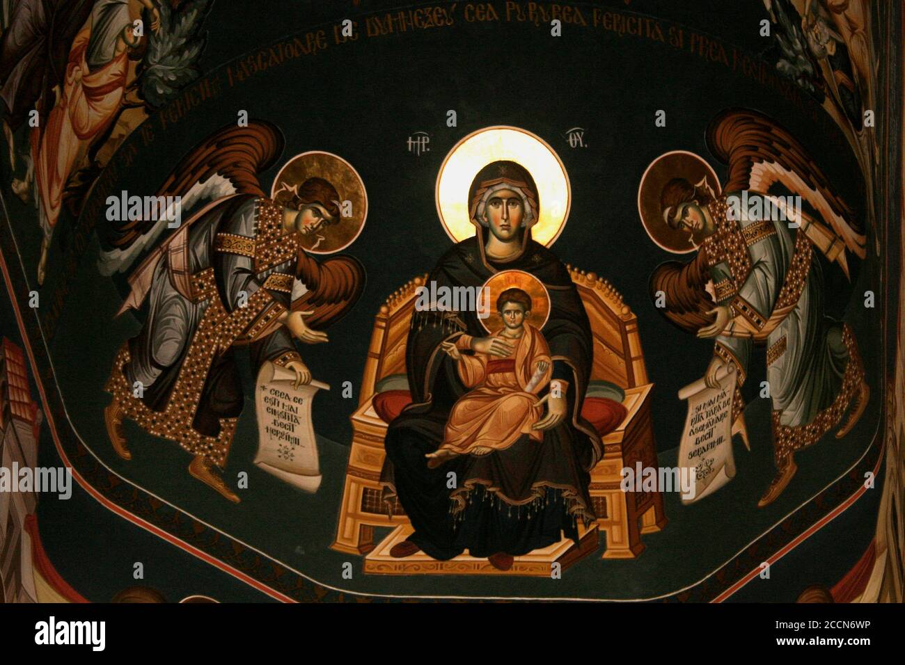 Interno della Chiesa cristiana Ortodossa di Sant'Andrea ad Oradea, Romania. Affresco raffigurante la Vergine Maria che tiene Gesù come un bambino. Foto Stock