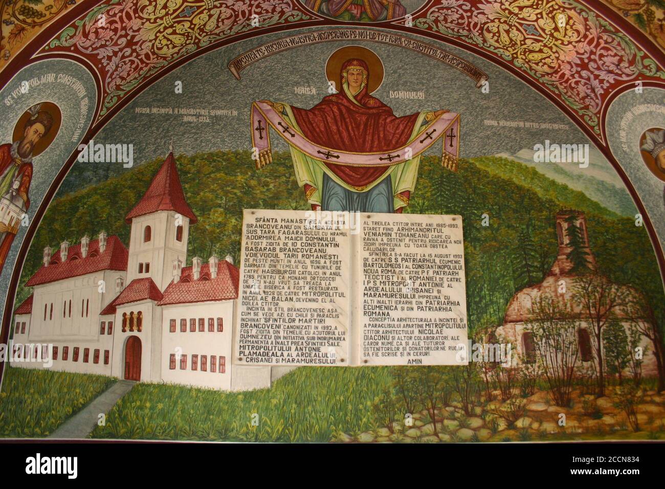 Monastero di Sâmbăta de Sus, Contea di Brasov, Romania. Targa informativa e grande affresco raffigurante la Vergine Maria, protettrice della chiesa. Foto Stock