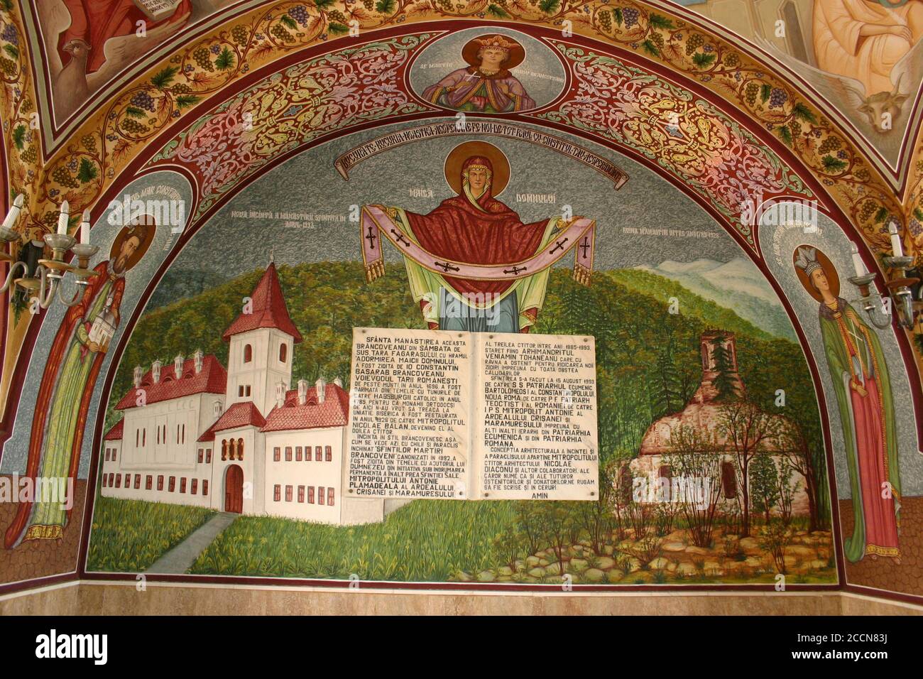 Monastero di Sâmbăta de Sus, Contea di Brasov, Romania. Targa informativa e grande affresco raffigurante la Vergine Maria, protettrice della chiesa. Foto Stock