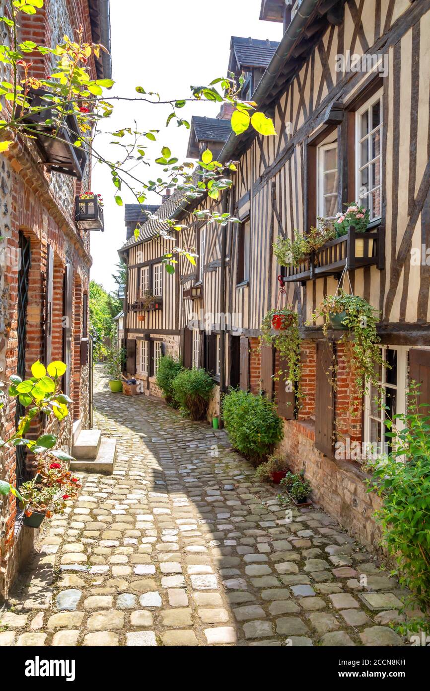 Un'affascinante vecchia strada acciottolata a Honfleur, Francia Foto Stock