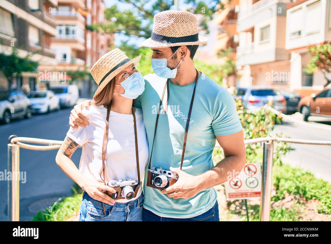 Giovane coppia di turisti fidanzati e fidanzati in estate maschera