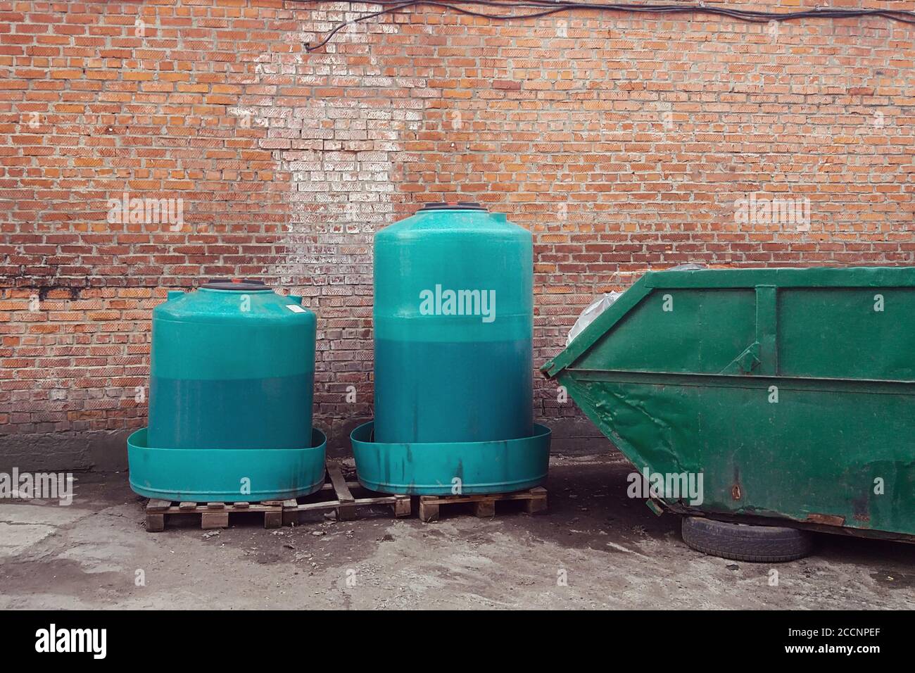 Smaltimento del contenitore dell'olio motore di scarico Foto Stock