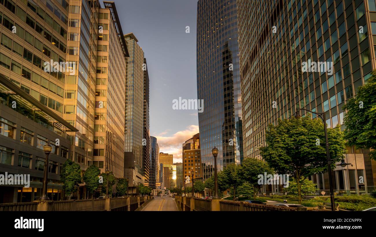 Tramonto sugli alti edifici lungo West Waterfront Rd E West Cordova Street nel quartiere di Coal Harbour Vancouver Foto Stock