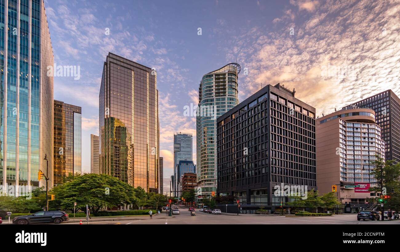 Tramonto sugli alti edifici del Coal Harbour Quartiere di Vancouver all'incrocio di Thurlow Street e. Via Cordova Foto Stock