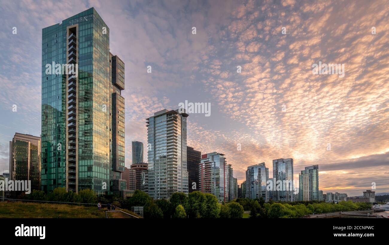 Tramonto sulle alte torri condominiali nel carbone Quartiere del porto sulle rive del porto di Vancouver Foto Stock