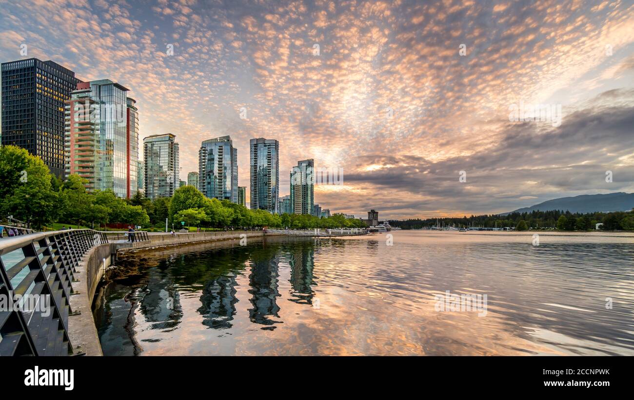 Tramonto sulle alte torri condominiali nel carbone Quartiere del porto sulle rive del porto di Vancouver Foto Stock