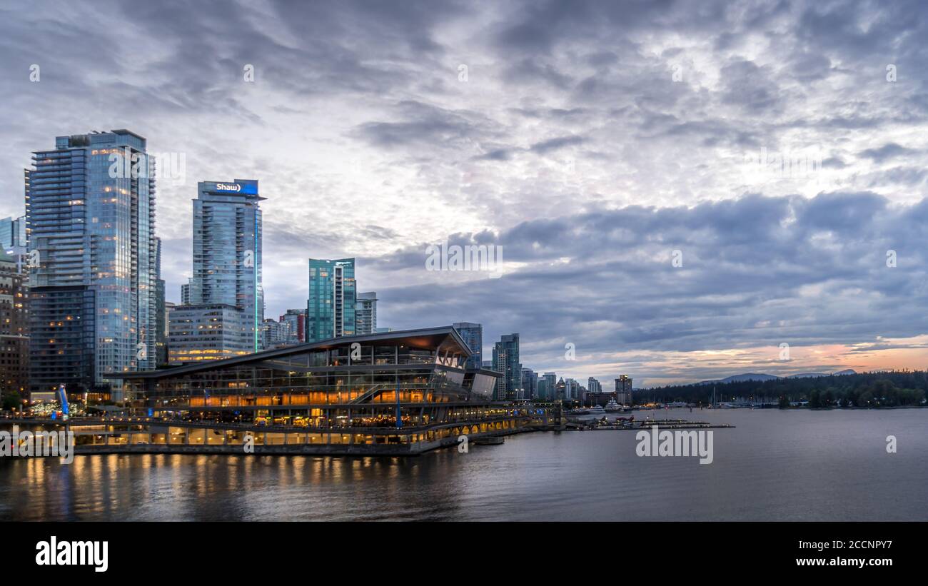 Il Terminal degli idrovolanti e le alte Torri del Condominio nel Il quartiere di Coal Harbour di Vancouver After the Sun è ambientato Sopra l'orizzonte di Vancou Foto Stock