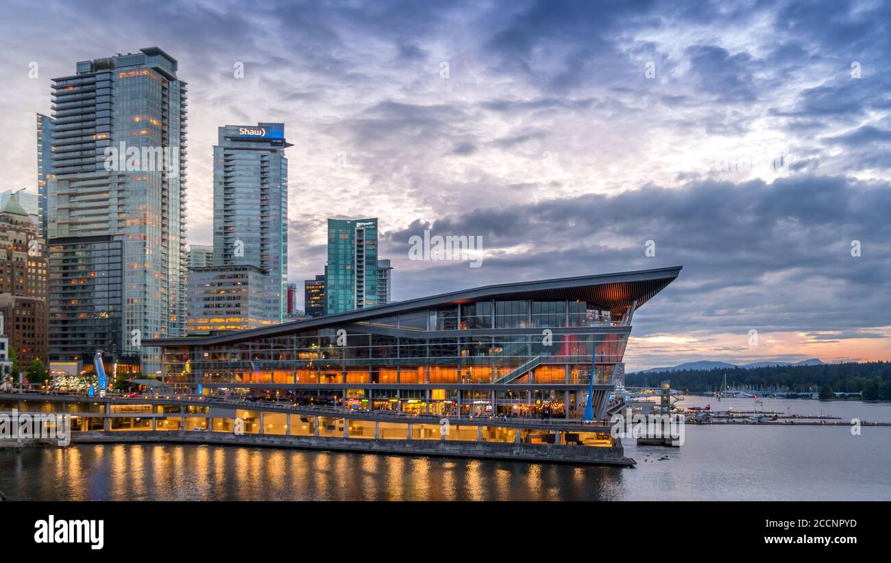 Il Terminal degli idrovolanti e le alte Torri del Condominio nel Il quartiere di Coal Harbour di Vancouver After the Sun è ambientato Sopra l'orizzonte di Vancou Foto Stock
