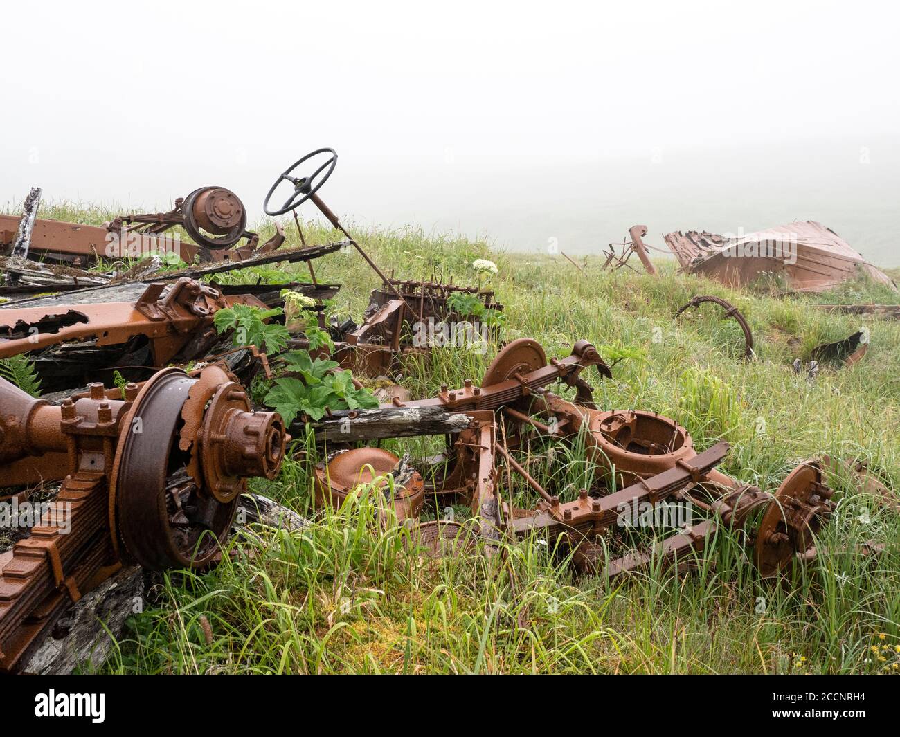 Resti di macchine da guerra della seconda guerra mondiale sull'isola di Kiska, Aleutians, Alaska. Foto Stock
