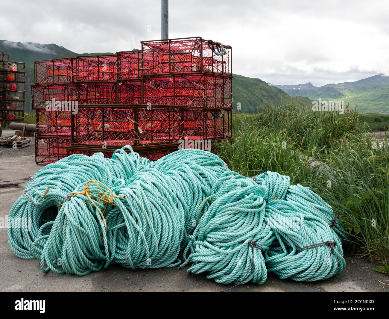 Le pentole di pesca del granchio reale sono immagazzinate al molo nel porto olandese nella comunità di Unalaska, Alaska. Foto Stock