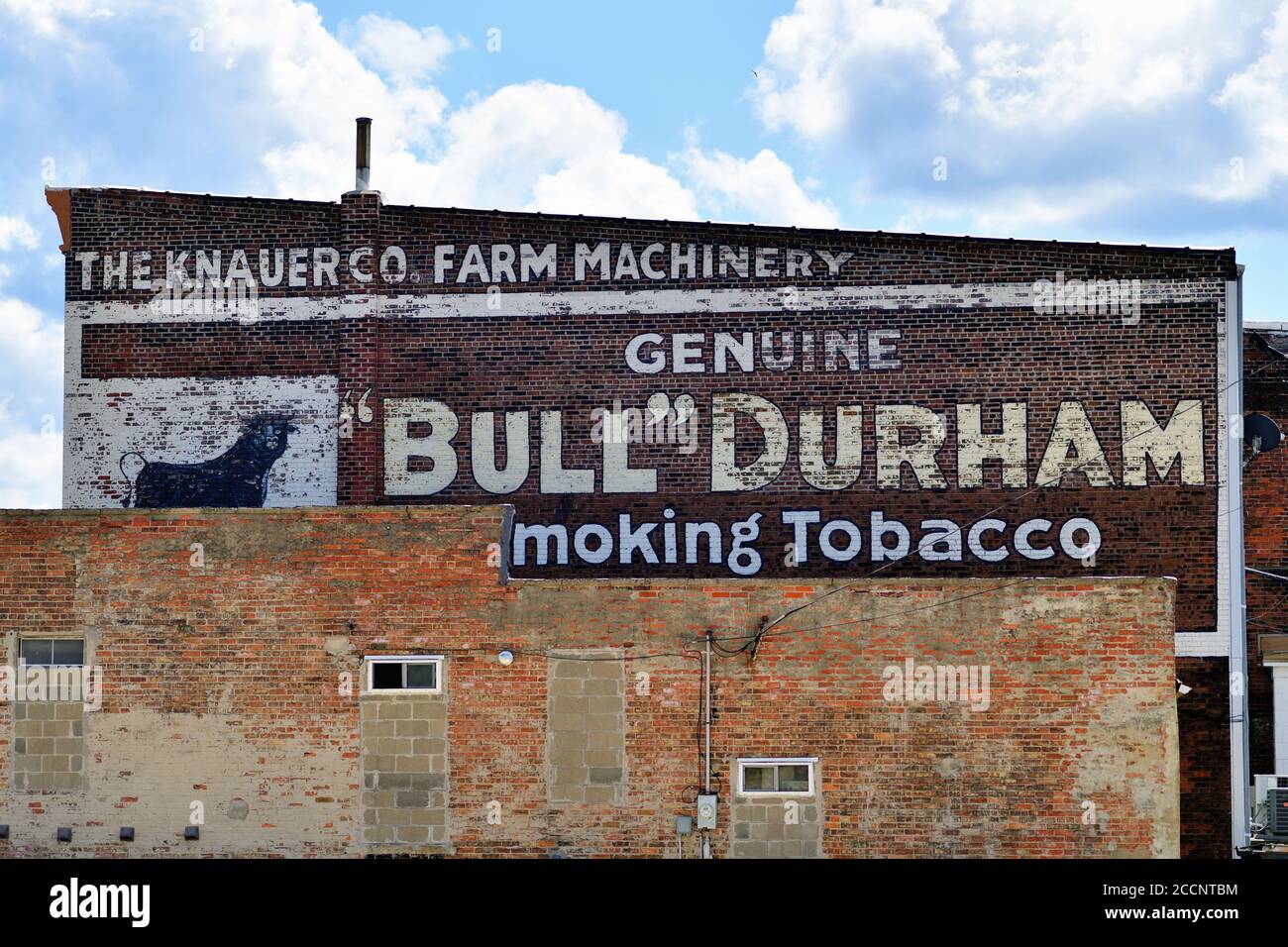 Mendota, Illinois, Stati Uniti. Un vecchio annuncio dipinto rimane all'esterno di un edificio nella piccola comunità dell'Illinois centrale settentrionale di Mendota. Foto Stock