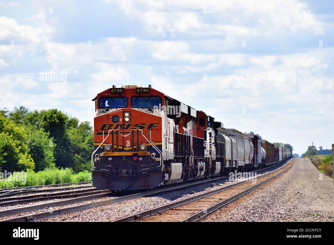 Zearing, Illinois, Stati Uniti. Un treno misto Burlington Northern Santa Fe si è fermato in un punto di interscambio con un'altra ferrovia. Foto Stock