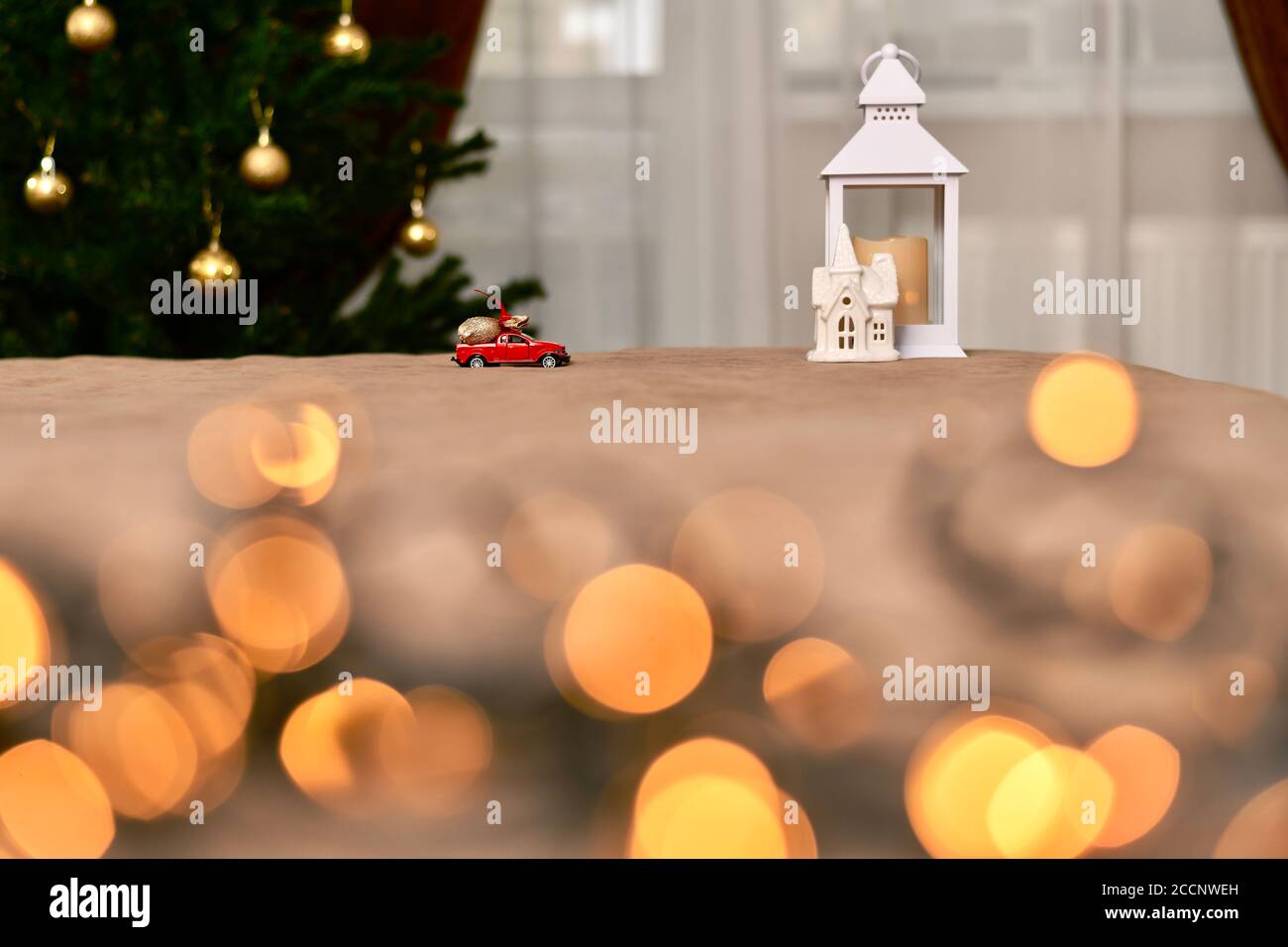 New Year composizione albero di Natale e auto con un sacco di regali, avvicinandosi alla casa alla lanterna. Foto Stock