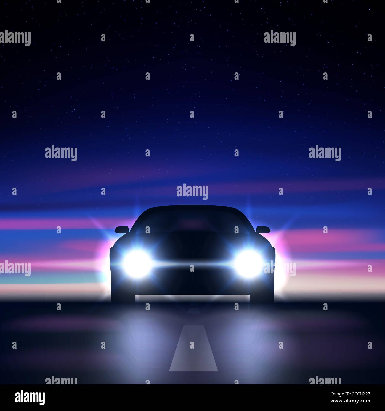 Auto notturna con fari luminosi sullo sfondo di un cielo stellato colorato,  che si avvicina lungo una strada buia, la silhouette di una vettura con  Xenon An Immagine e Vettoriale - Alamy