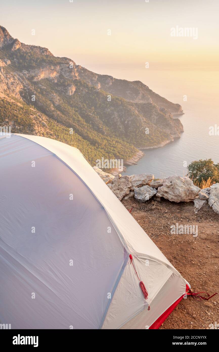 Tenda su un campeggio selvaggio in montagna al tramonto Foto Stock