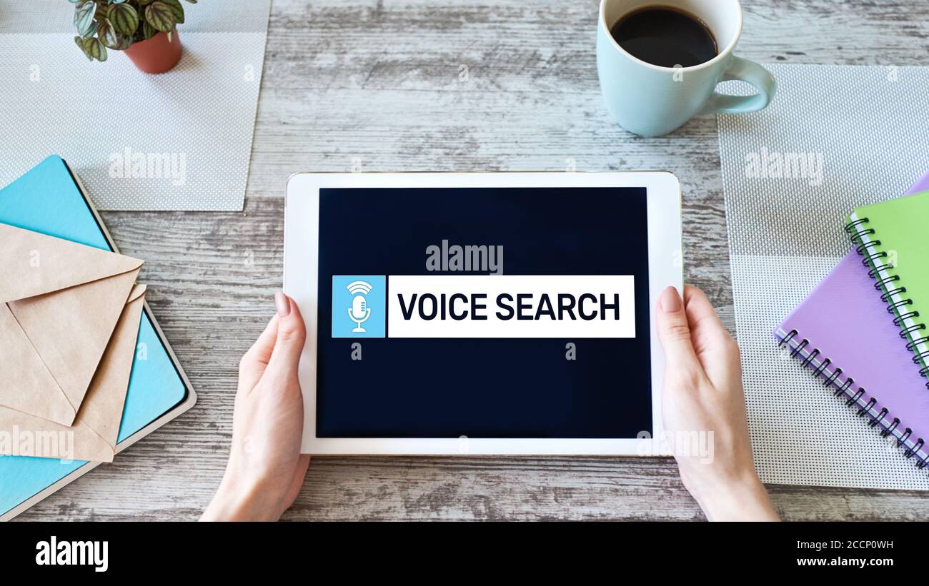 Il servizio di ricerca vocale applicazione sulla schermata del dispositivo. Internet e il concetto di tecnologia Foto Stock