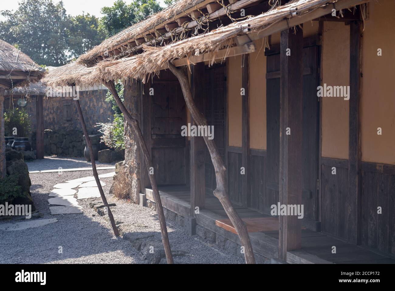 Splendido scenario all'interno del Villaggio Folcloristico di Seongeup nell'isola di Jeju, Corea del Sud. Foto Stock