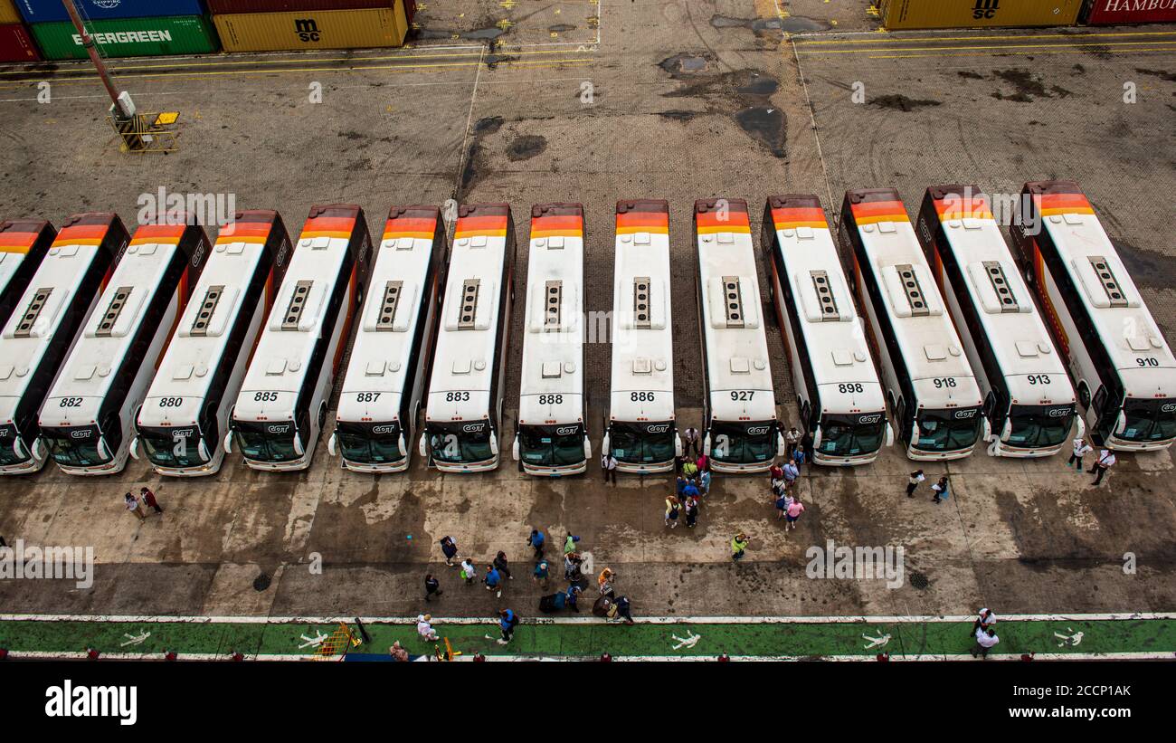 Una fila di autobus a motore pronti a sussurrare i viaggiatori via sulle loro escursioni Foto Stock