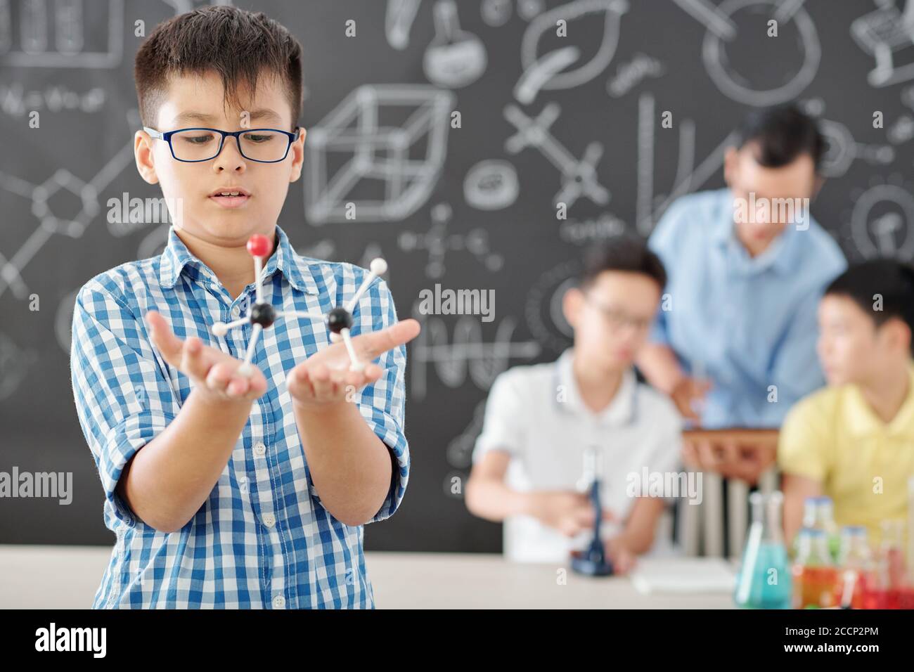 Scolaro che guarda il modello di plastica Foto Stock